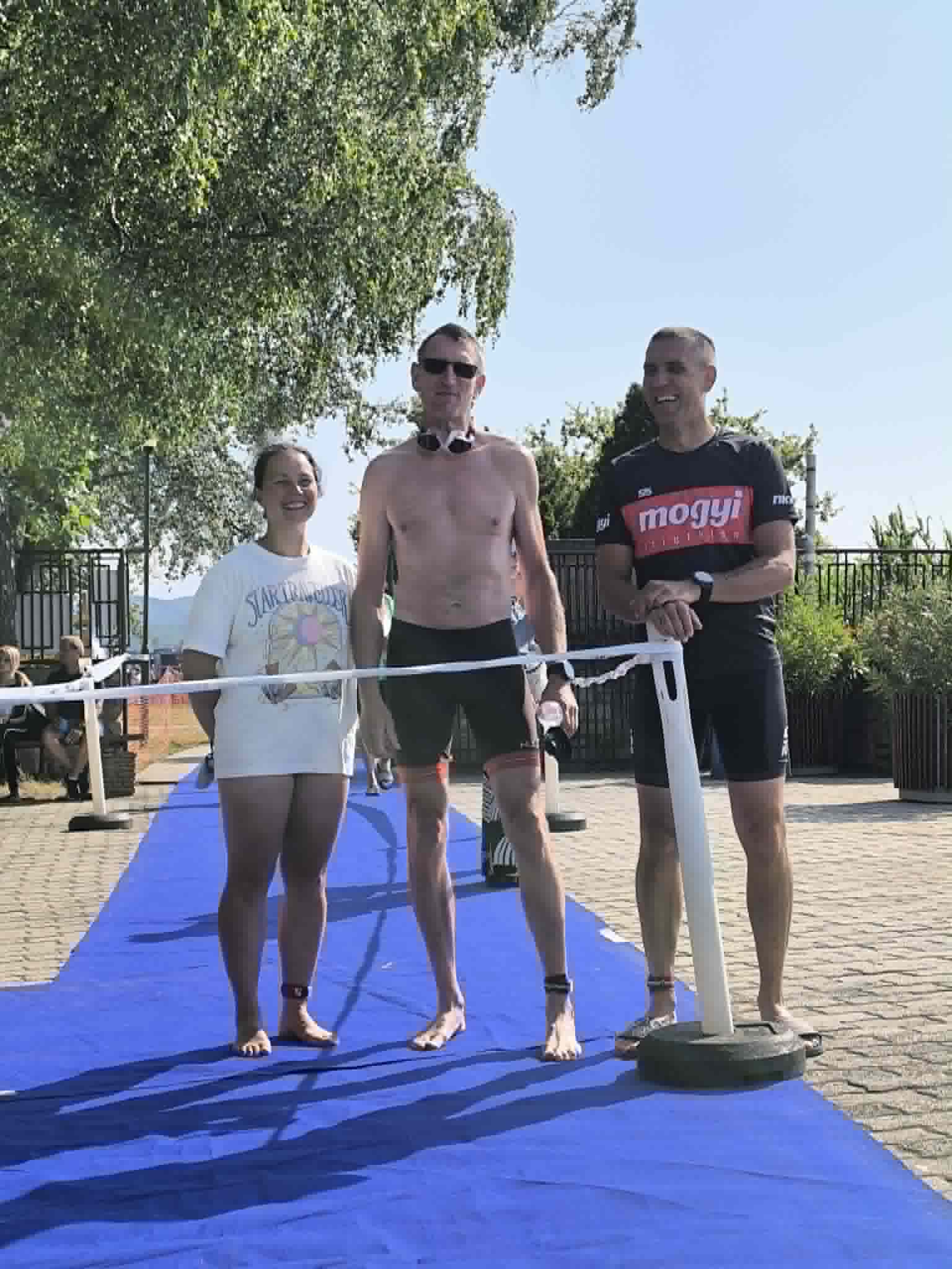 Hárman a rajtvonalnál, mosolyogva, a verseny napján